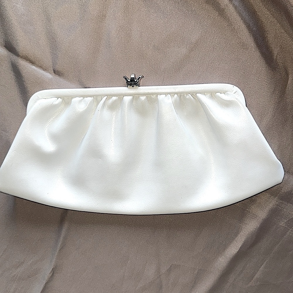 Vintage White Leather Clutch Metal Chain & Frame Red Leather Interior Retro Chic - Picture 13 of 13
